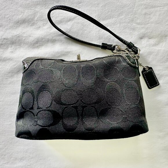 COACH Chelsea Signature Jacquard & Patent Leather Turnlock Wristlet Black 40809 - Picture 15 of 16